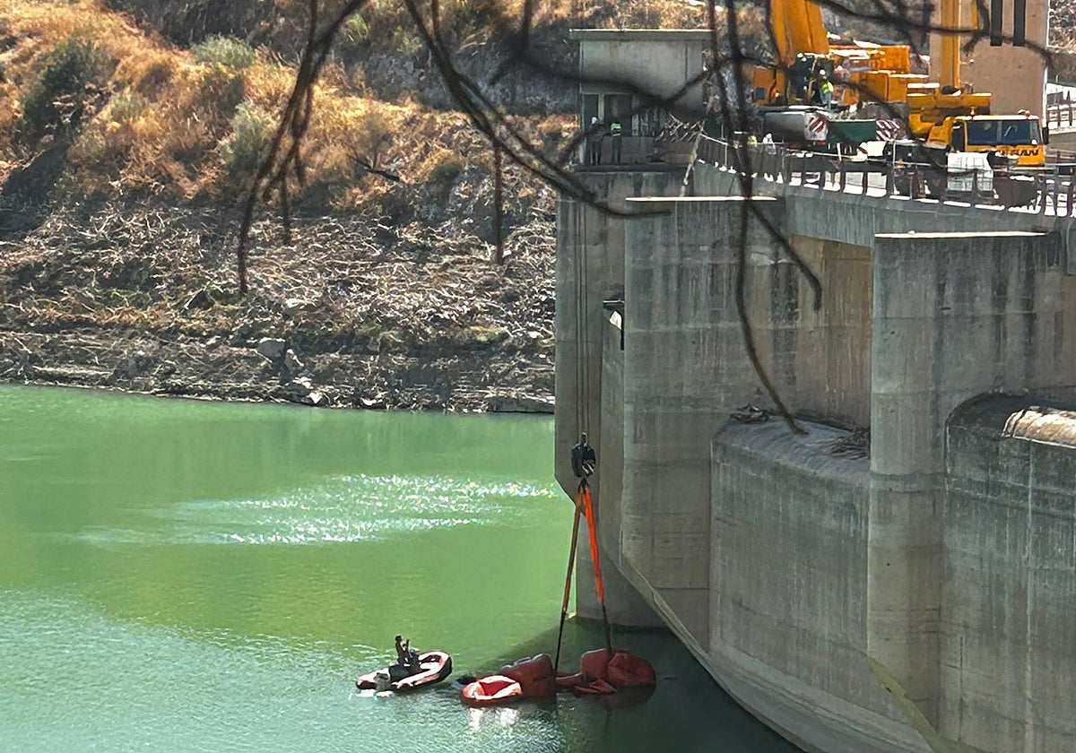 Imágenes de los trabajos especializados que se desarrollan en el embalse.