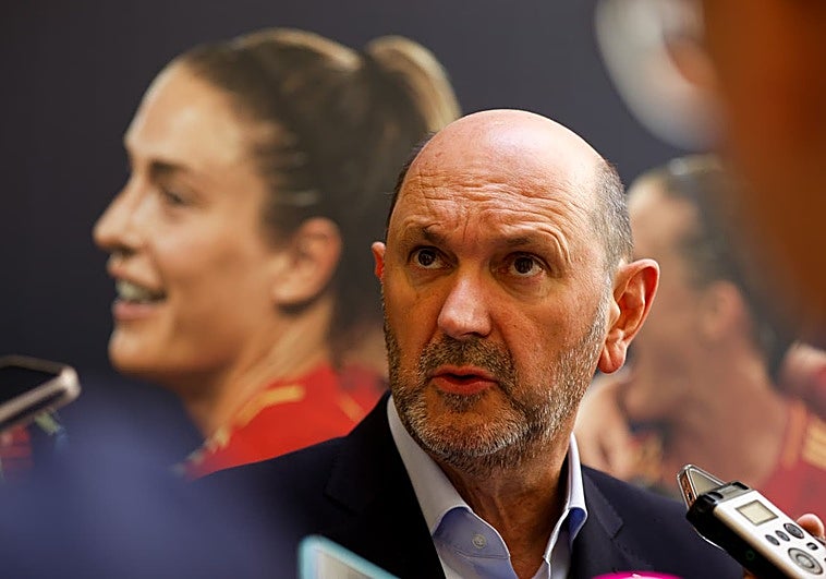 Louzán, durante la breve comparecencia tras la presentación del España-Suecia en La Rosaleda.