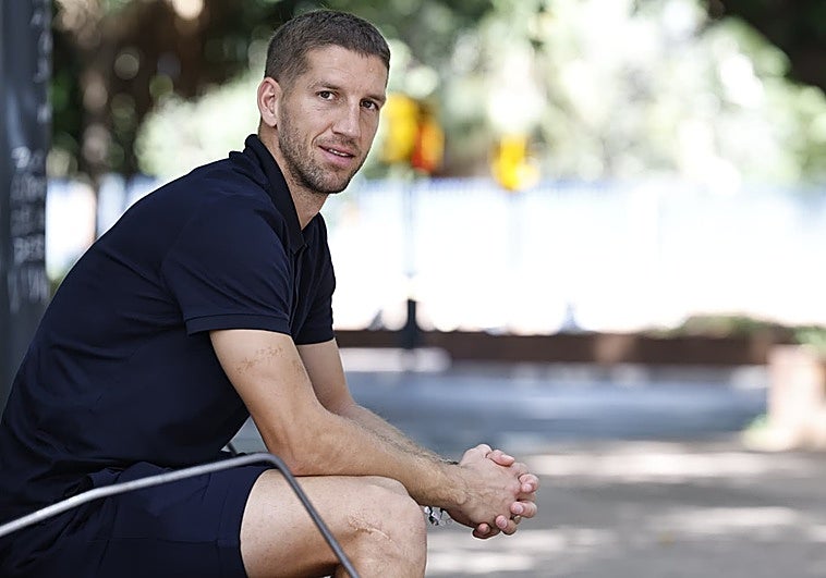 El volante serbio Darko Brasanac, antes de la entrevista concedida a SUR.