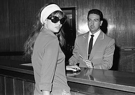 La actriz Claudia Cardinale, en la recepción del hotel Pez Espada, en 1965.