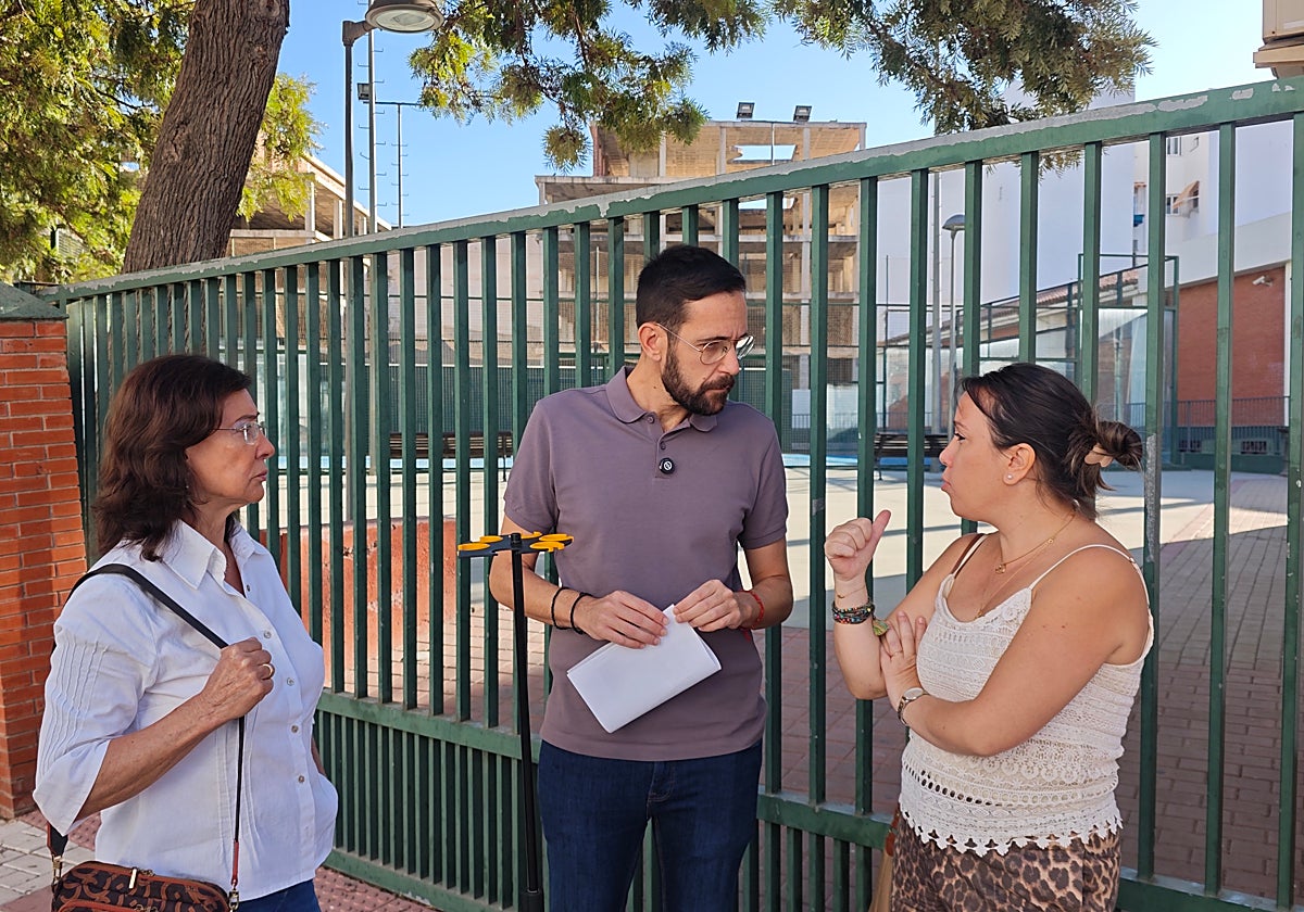 El portavoz socialista en Vélez-Málaga, Víctor González, junto a las instalaciones deportivas.