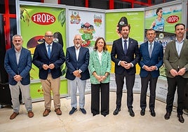 Autoridades de la Junta y el Ayuntamiento, este miércoles en su visita a Trops.