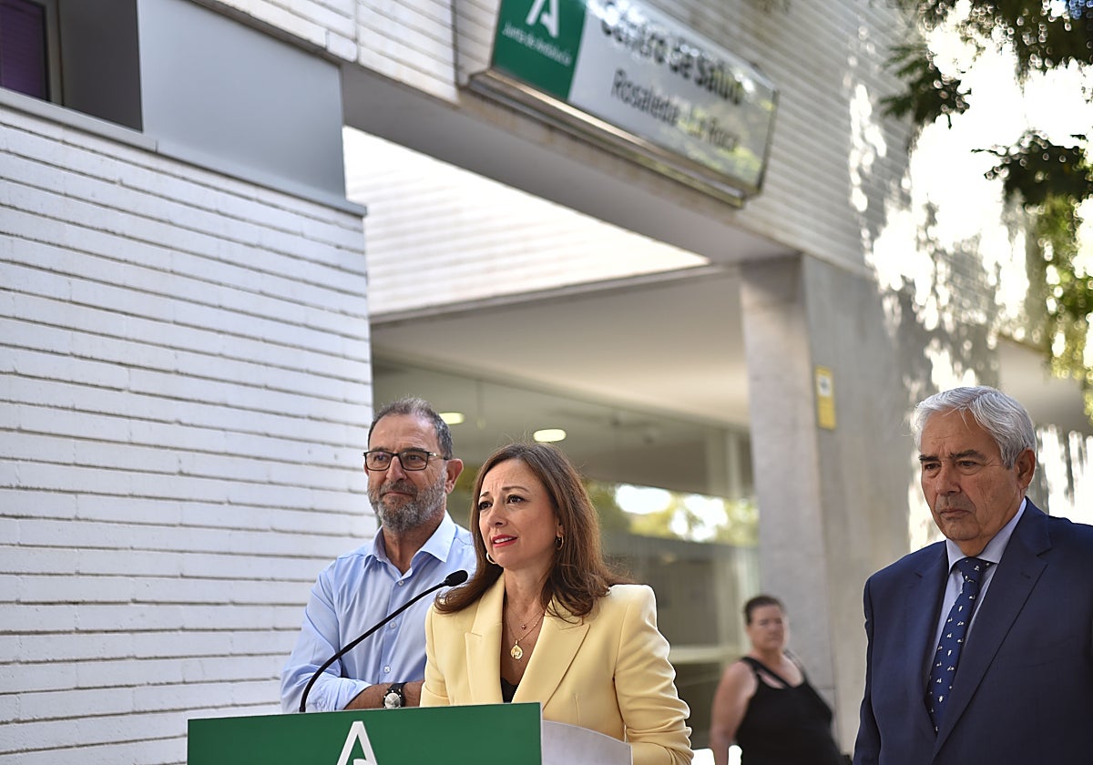 Patricia Navarro junto a Enrique Vargas y Carlos Bautista, hoy, en el centro de salud de La Roca.