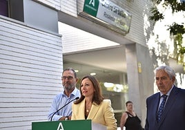Patricia Navarro junto a Enrique Vargas y Carlos Bautista, hoy, en el centro de salud de La Roca.