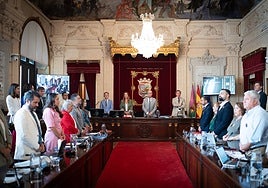 Minuto de silencio antes de iniciarse el debate.