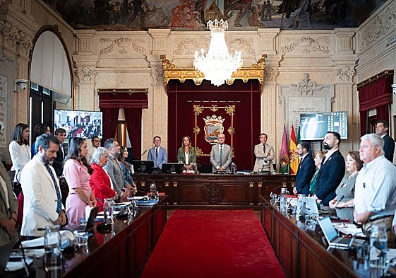 Minuto de silencio antes de iniciarse el debate.