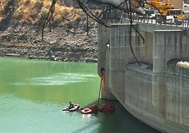 Imágenes de los trabajos especializados que se desarrollan en el embalse.