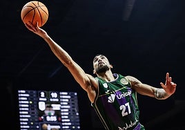 Chris Duarte busca la canasta en la final de la Copa Intercontinental.