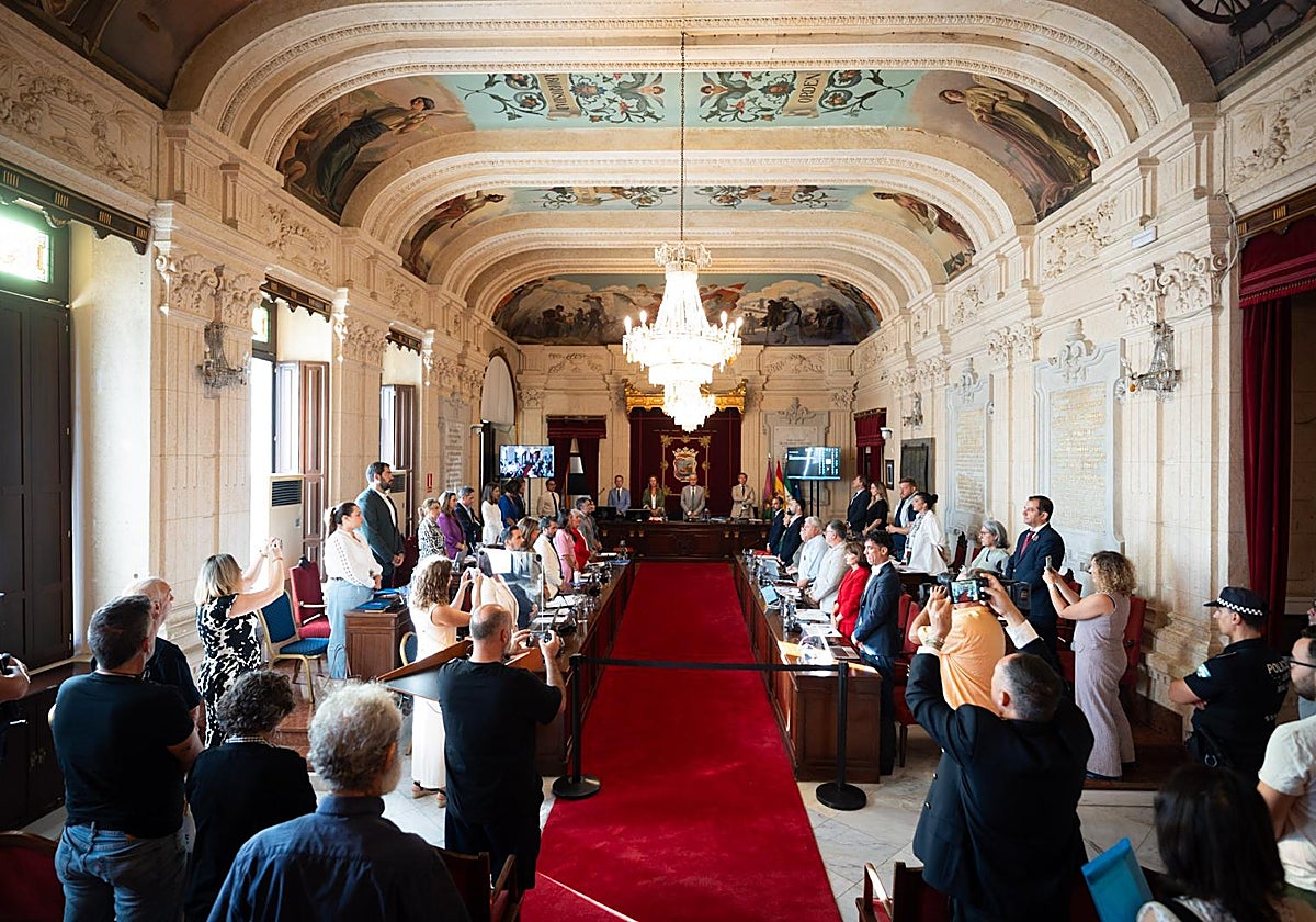 Desalojado y suspendido el pleno de Málaga cuando la edil de Vox intervenía sobre violencia de género