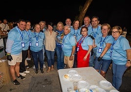 La alcaldesa de Marbella, Ángeles Muñoz, y otros concejales en la playa de La Salida.