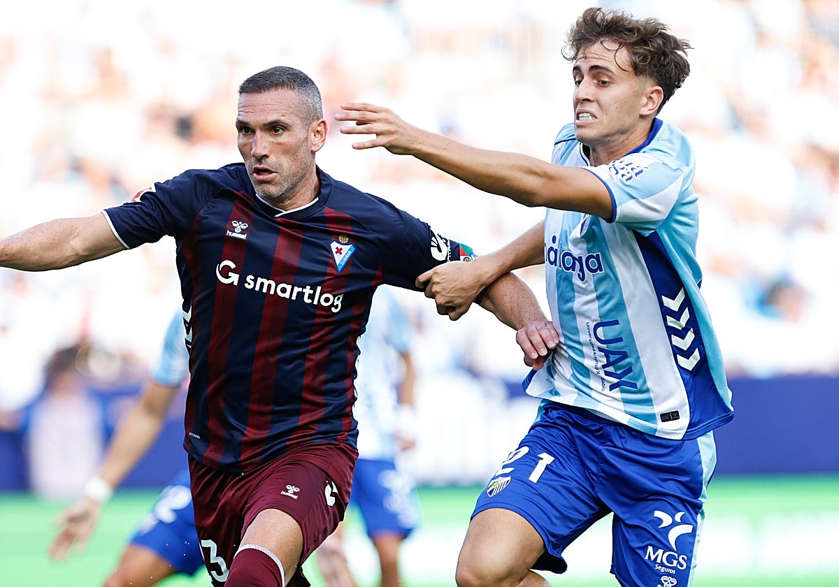 Adrián Niño pugna por un balón en el partido frente al Eibar de la primera jornada.