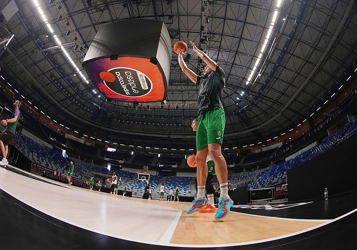Barreiro lanza a canasta en el entrenamiento de ayer.