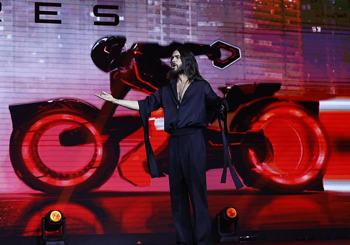 Jared Leto, ante la icónica moto de 'Tron', durante la presentación den Málaga.