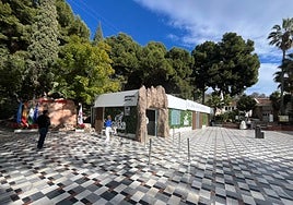 Acceso principal a la Cueva de Nerja, en la plaza de los Descubridores.