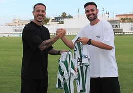 Iván Rodríguez y Sergio Díaz se dan la mano en la previa del primer derbi de la temporada.