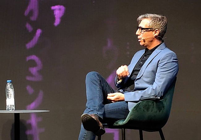 John Gaeta, con los códigos de tiempo a su espalda, durante su intervención.