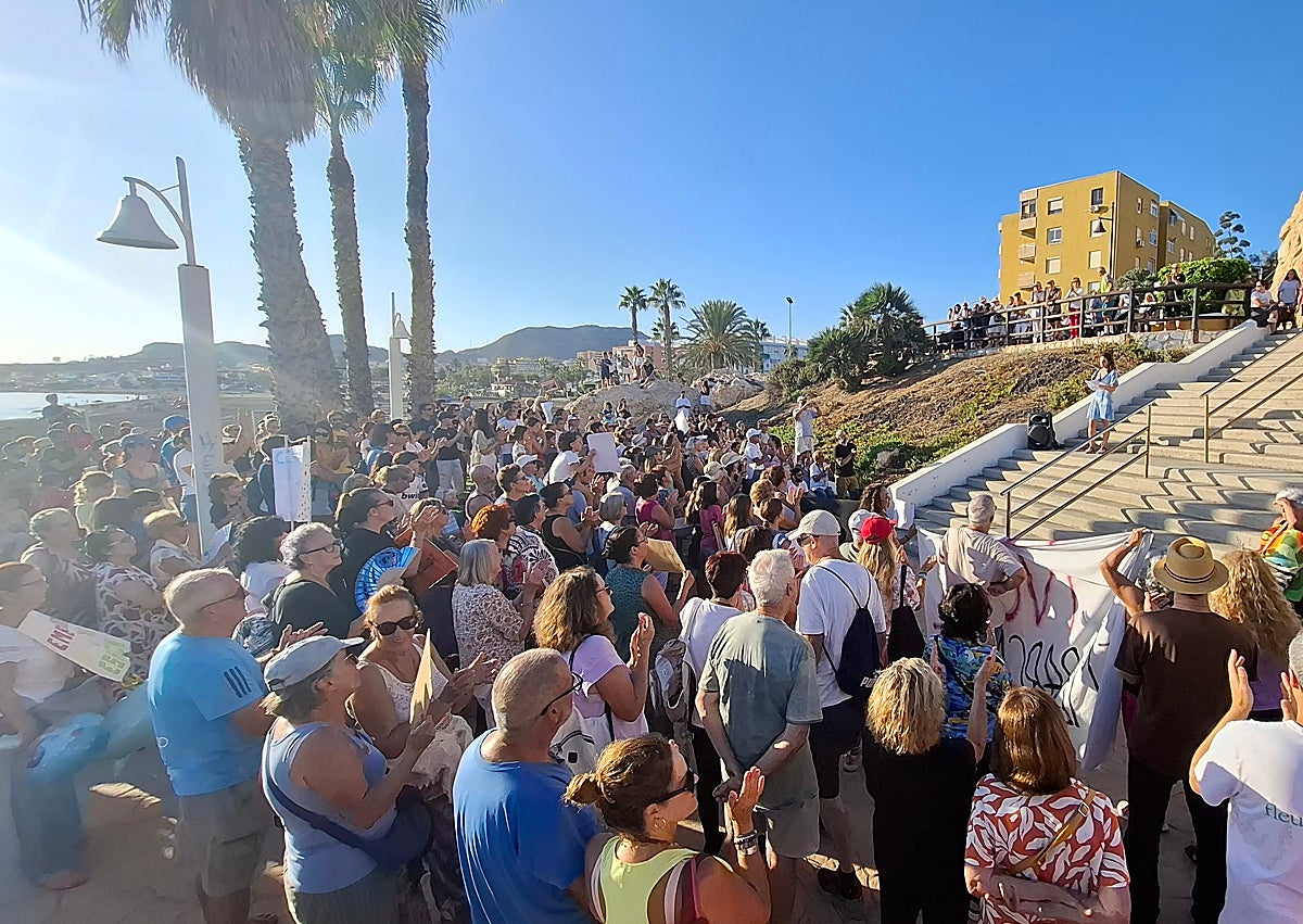 Imagen secundaria 1 - Protesta contra el proyecto del embarcadero en La Cala del Moral: «¡Quiero surfistas, quiero pescadores, quiero familias!»
