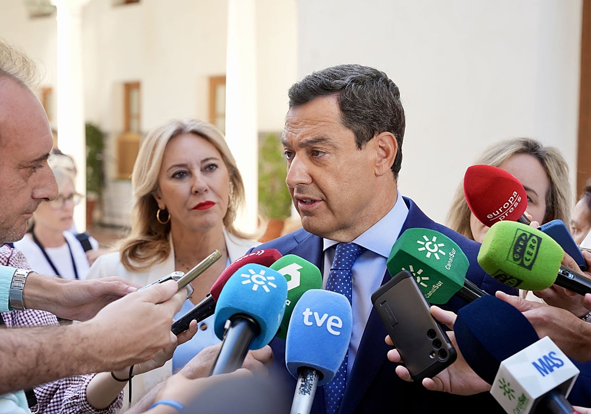 Juanma Moreno y Carolina España, el jueves en el Parlamento.