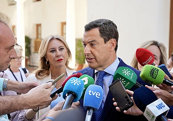 Juanma Moreno y Carolina España, el jueves en el Parlamento.