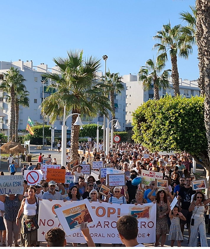 Imagen secundaria 2 - Protesta contra el proyecto del embarcadero en La Cala del Moral: «¡Quiero surfistas, quiero pescadores, quiero familias!»