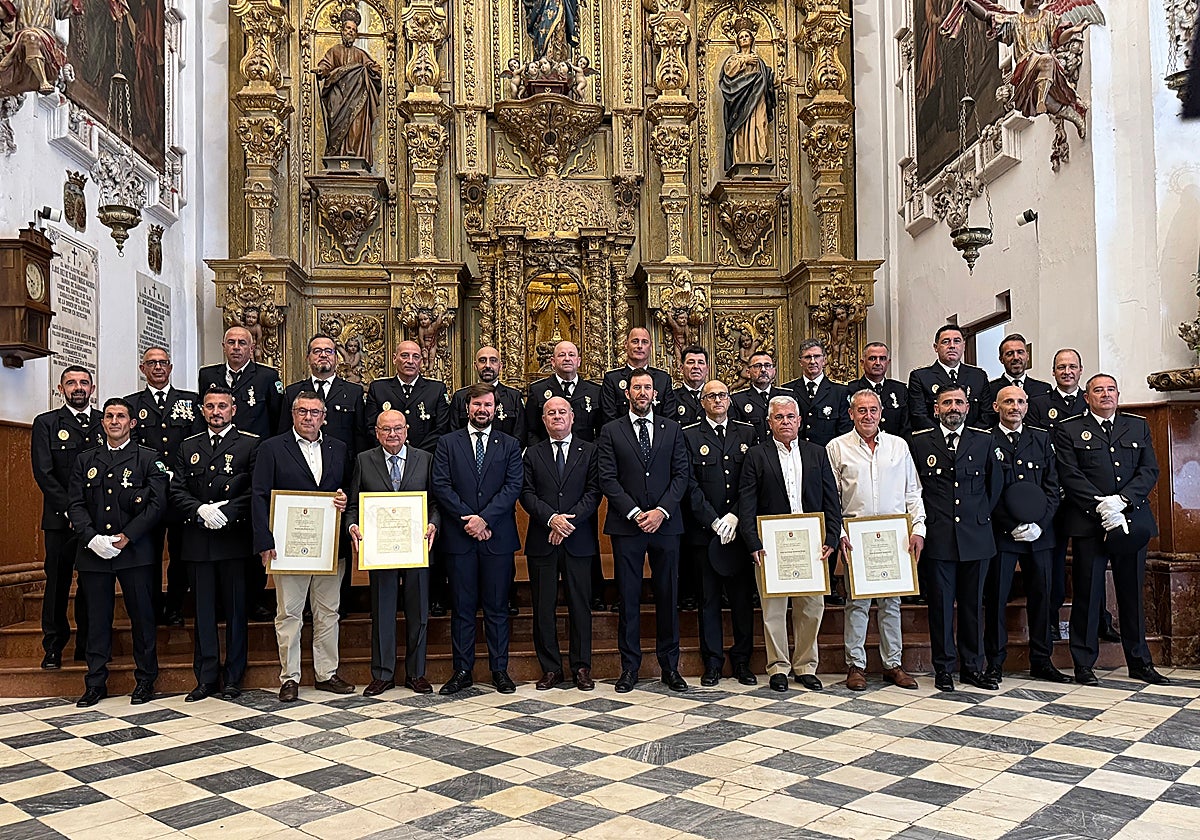 Todos los distinguidos con las autoridades presentes al finalizar el acto institucional
