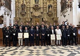 Todos los distinguidos con las autoridades presentes al finalizar el acto institucional