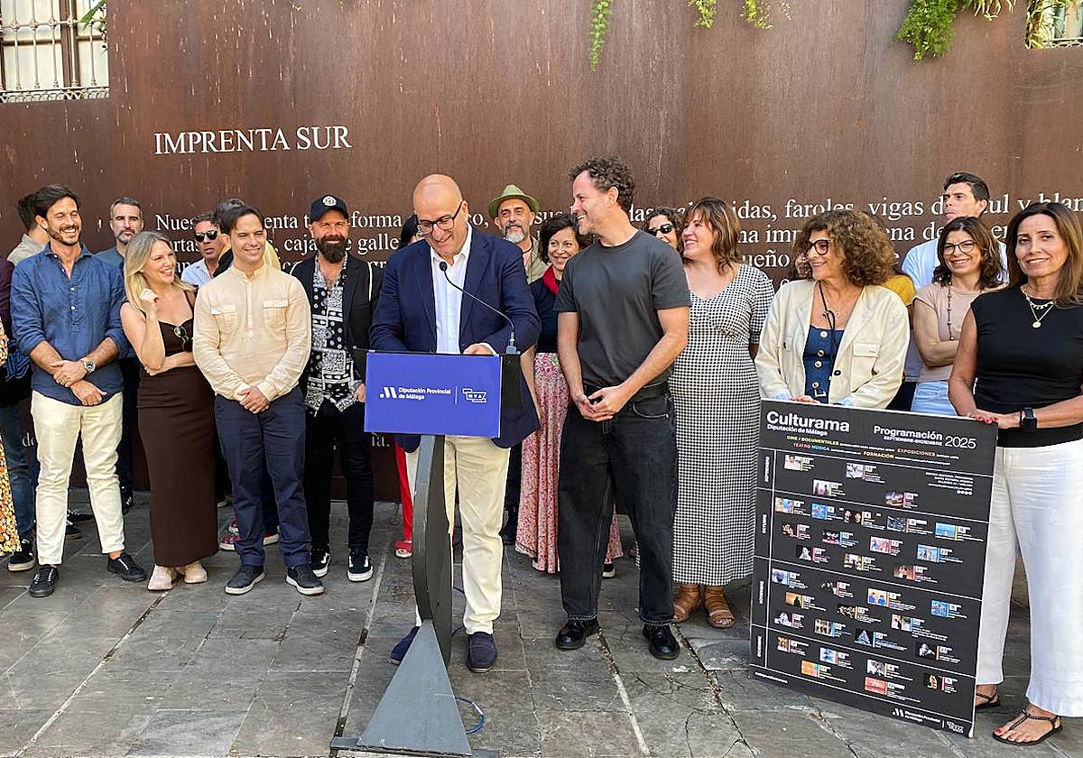 Manuel López Mestanza, junto a los creadores, en la presentación de la programación de Cultura de Diputación.