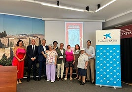 Cofrades y colaboradores de la campaña '300 pares para 300 niños', de los Estudiantes.