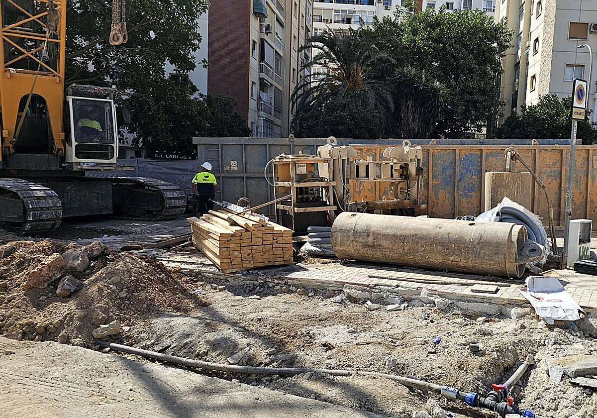 Pantalladora recién llegada y acopio de materiales para la obra del metro en Gamarra.