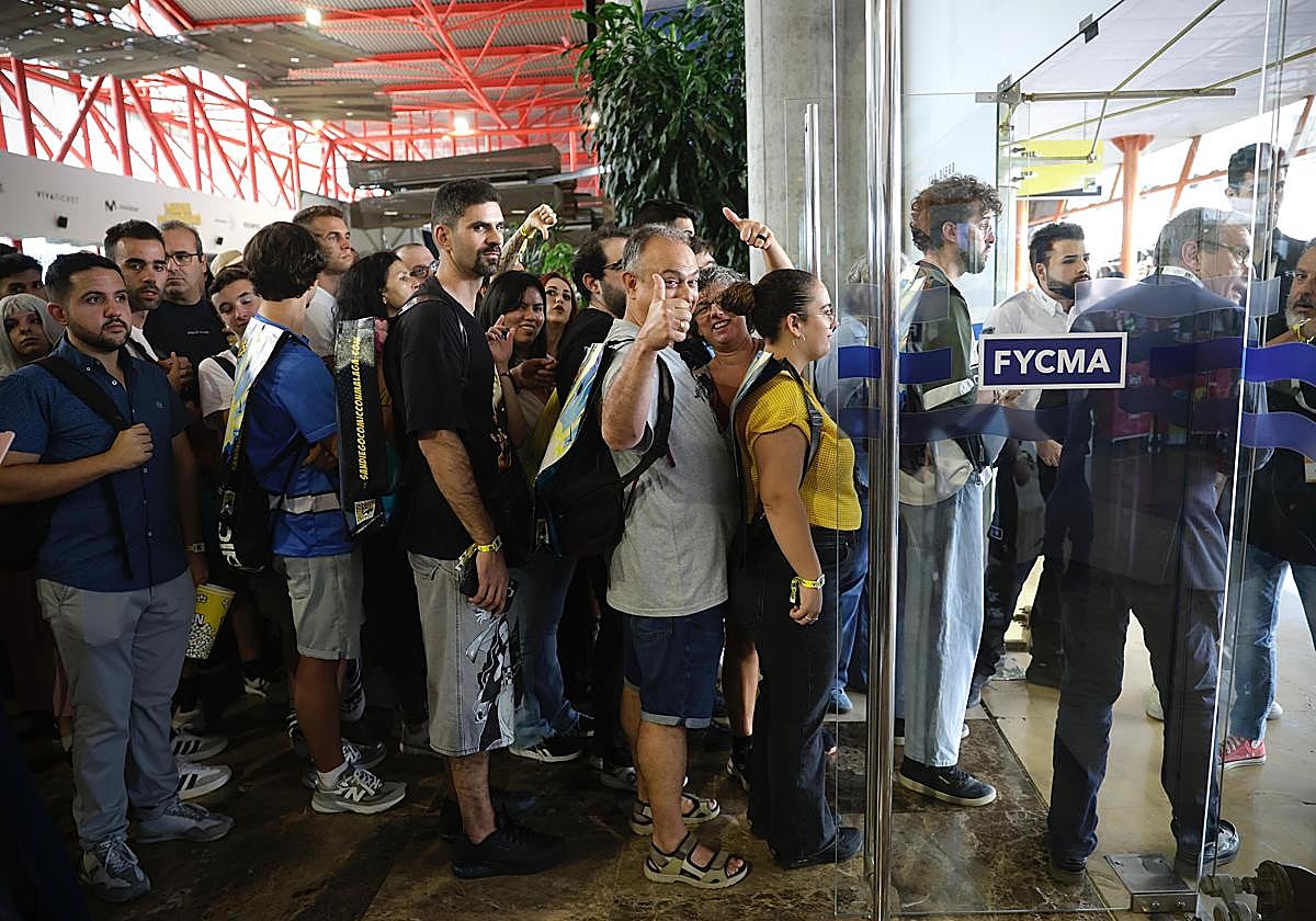 Cola en el hall para acceder al patio del Palacio de Ferias