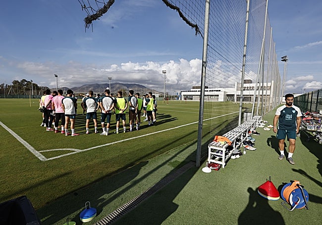 El Málaga, en una charla previa a una sesión de trabajo en la Ciudad Deportiva de Arraijanal.