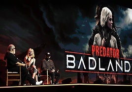 Álex de la Iglesia, Elle Fanning y el director Dan Trachtenberg, en la Comic-Con.