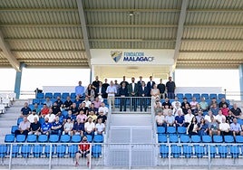 Los representantes de los clubes asistentes y dirigentes del Málaga y autoridades, en la grada principal del campo uno de la Ciudad Deportiva.