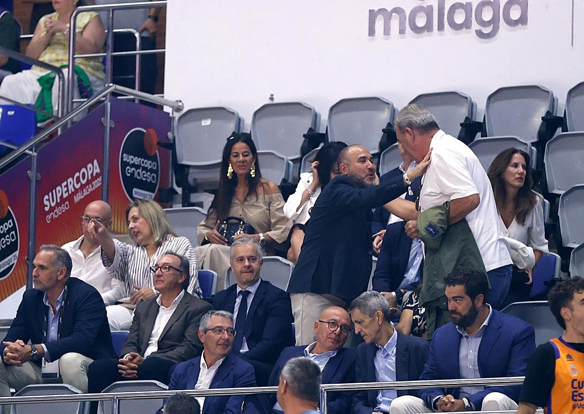 Imagen secundaria 1 - Casi lleno en el Carpena, gran ambiente y dos Premios Goya en el estreno de la temporada de baloncesto