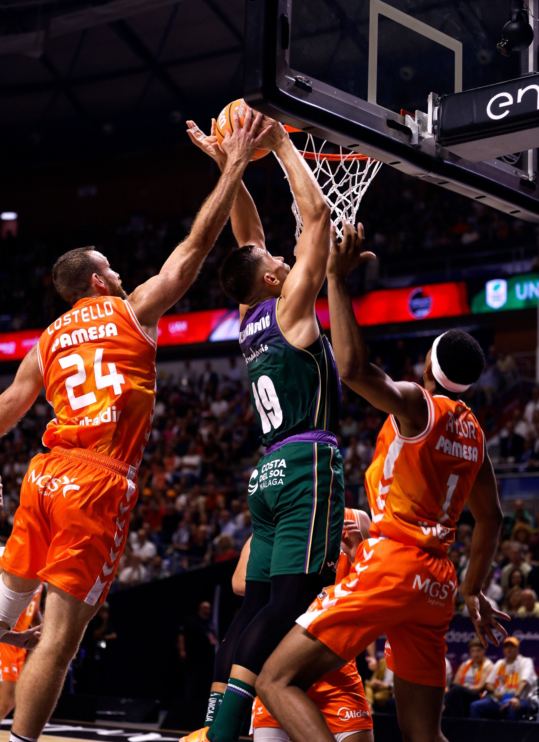Unicaja-Valencia Basket: las mejores fotos de la semifinal de la Supercopa 2025