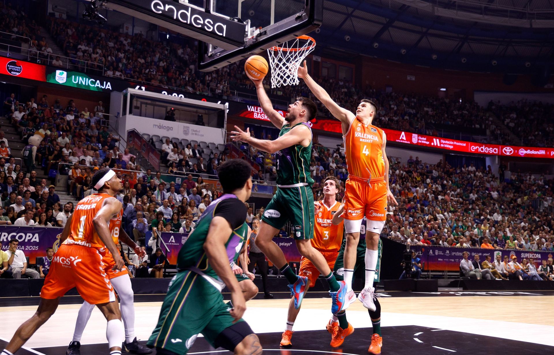 Unicaja-Valencia Basket: las mejores fotos de la semifinal de la Supercopa 2025