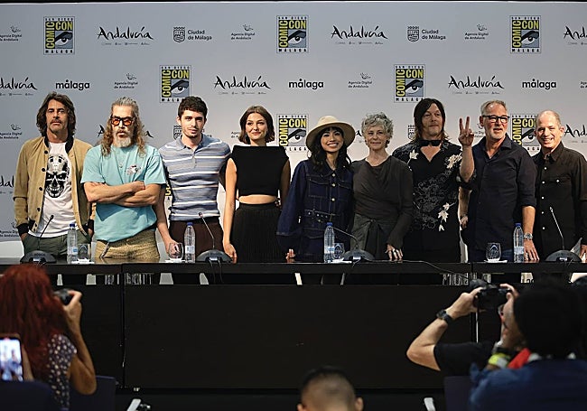 Los protagonistas y el elenco de actores españoles de la última temporada, en Málaga.