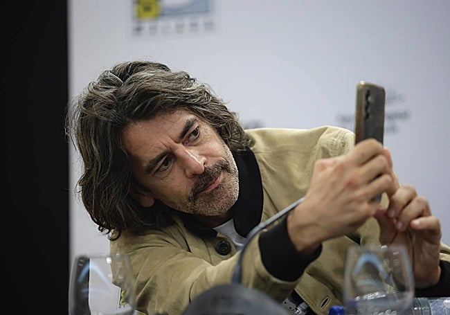 Eduardo Noriega, tratando de captar un momento de la rueda de prensa.