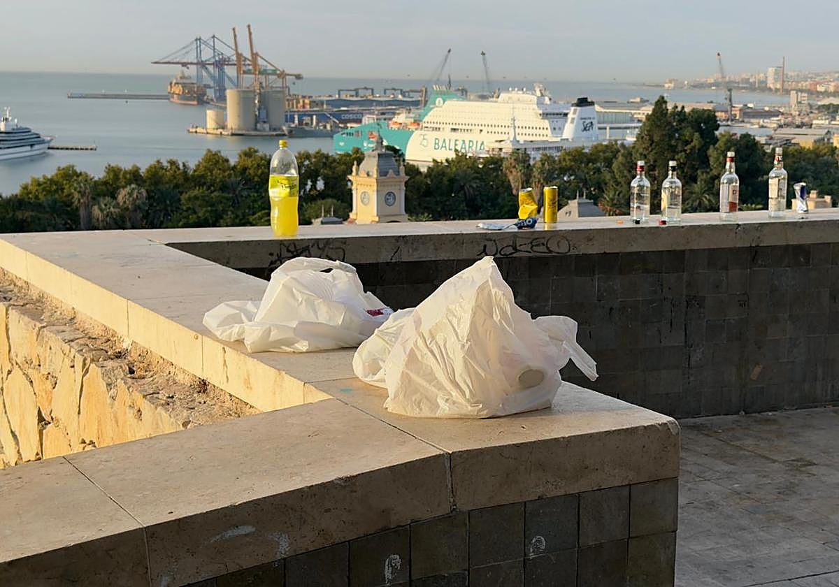 Vista del pasado viernes por la mañana, con bolsas y botellas abandonados.