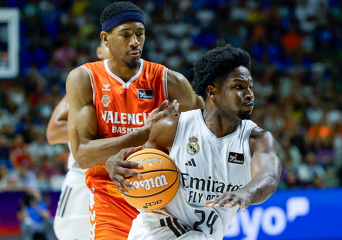 Kameron Taylor persigue a Feliz en una acción del partido.