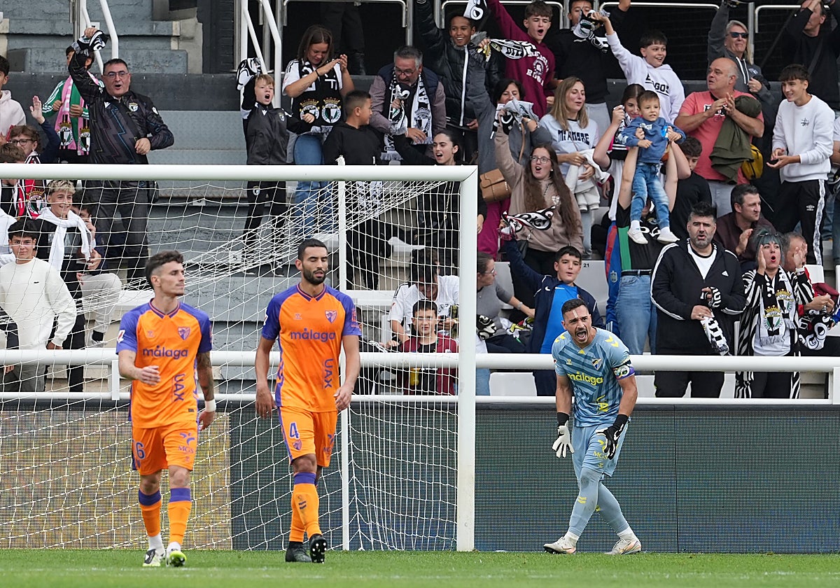 Los defensas del Málaga y Alfonso Herrero, tras encajar el primer gol frente al Burgos.