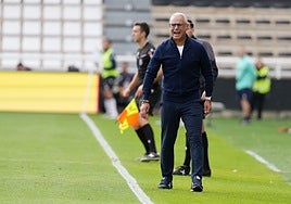 Pellicer da instrucciones a sus futbolistas en El Plantío frente al Burgos.