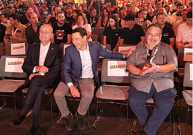 Paco de la Torre, Juanma Moreno y David Glanzer, antes de la charla de Schwarzenegger.
