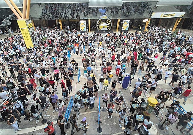 Público en el abarrotado patio accediendo de forma ordenada al pabellón de exposiciones.