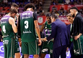 Ibon Navarro da instrucciones a sus jugadores en un tiempo muerto de la semifinal de la Supercopa.