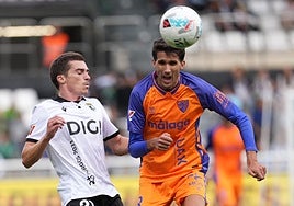 Juanpe se lleva el balón de cabeza ante Íñigo Córdoba.