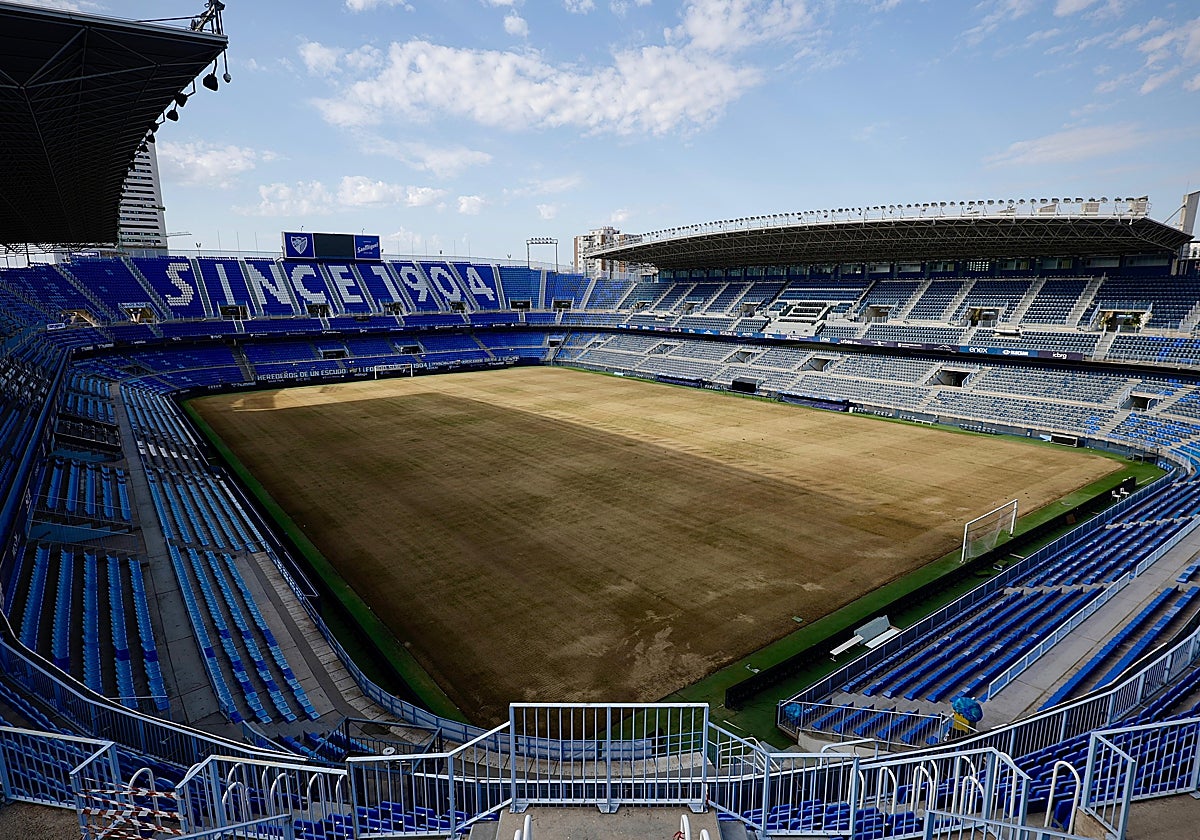 Panorámica de La Rosaleda, cuyo césped está ahora de resiembra.