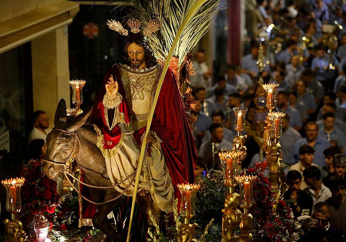 La imagen del Domingo de Ramos anoche por calle Duranes