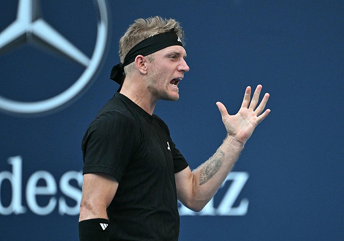 Un lamento de Alejandro Davidovich en el duelo de este domingo ante Daniil Medvedev en Pekín.