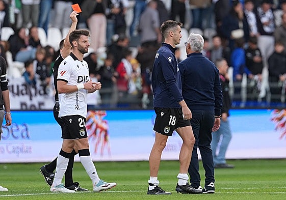 El momento en que Palencia Caballero expulsa a Pellicer tras sus protestas acabado el choque.